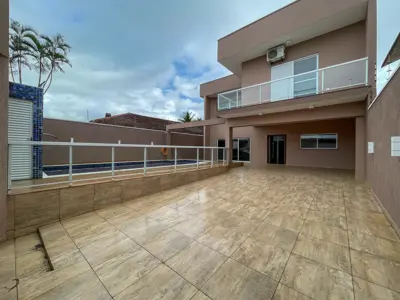 Casa - Sobrado Novo com 5 dormitórios (sendo 5 suite(s)) a 0,00 metros praia.