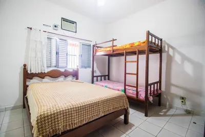 Casa - Térrea com 3 dormitórios (sendo 1 suite(s)) a 200,00 metros praia.