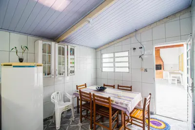 Casa - Térrea com 3 dormitórios (sendo 1 suite(s)) a 200,00 metros praia.