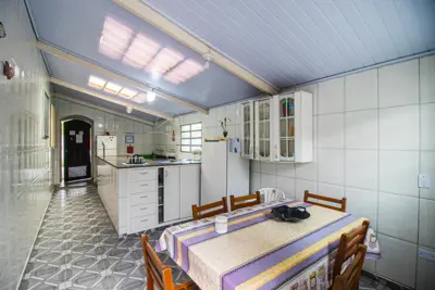 Casa - Térrea com 3 dormitórios (sendo 1 suite(s)) a 200,00 metros praia.