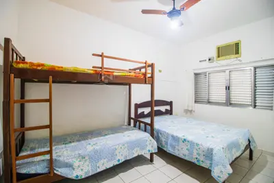 Casa - Térrea com 3 dormitórios (sendo 1 suite(s)) a 200,00 metros praia.