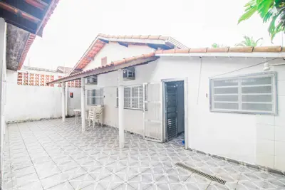 Casa - Térrea com 3 dormitórios (sendo 1 suite(s)) a 200,00 metros praia.