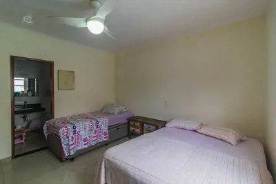 Casa - Sobrado com 3 dormitórios (sendo 0 suite(s)) a 250,00 metros praia.