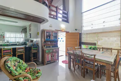 Casa - Sobrado com 3 dormitórios (sendo 0 suite(s)) a 250,00 metros praia.