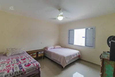 Casa - Sobrado com 3 dormitórios (sendo 0 suite(s)) a 250,00 metros praia.