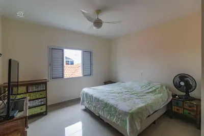 Casa - Sobrado com 3 dormitórios (sendo 0 suite(s)) a 250,00 metros praia.