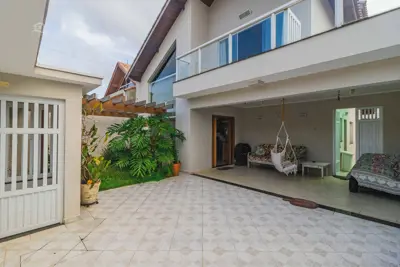 Casa - Sobrado com 3 dormitórios (sendo 0 suite(s)) a 250,00 metros praia.