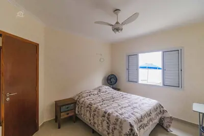 Casa - Sobrado com 3 dormitórios (sendo 0 suite(s)) a 250,00 metros praia.