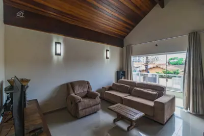 Casa - Sobrado com 3 dormitórios (sendo 0 suite(s)) a 250,00 metros praia.