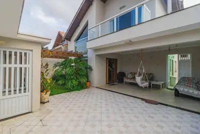 Casa - Sobrado com 3 dormitórios (sendo 0 suite(s)) a 250,00 metros praia.