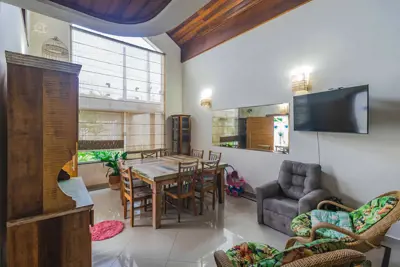 Casa - Sobrado com 3 dormitórios (sendo 0 suite(s)) a 250,00 metros praia.