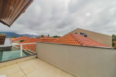 Casa - Sobrado com 3 dormitórios (sendo 0 suite(s)) a 250,00 metros praia.