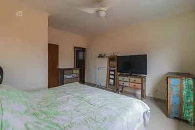 Casa - Sobrado com 3 dormitórios (sendo 0 suite(s)) a 250,00 metros praia.