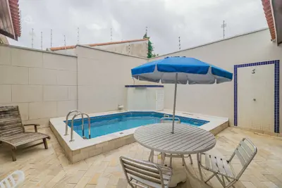 Casa - Sobrado com 3 dormitórios (sendo 0 suite(s)) a 250,00 metros praia.