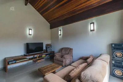 Casa - Sobrado com 3 dormitórios (sendo 0 suite(s)) a 250,00 metros praia.