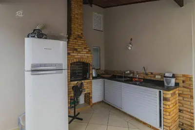 Casa - Sobrado com 3 dormitórios (sendo 0 suite(s)) a 250,00 metros praia.