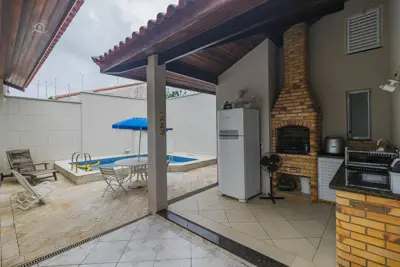 Casa - Sobrado com 3 dormitórios (sendo 0 suite(s)) a 250,00 metros praia.