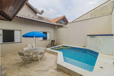 Casa - Sobrado com 3 dormitórios (sendo 0 suite(s)) a 250,00 metros praia.