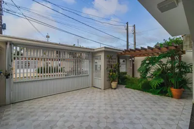 Casa - Sobrado com 3 dormitórios (sendo 0 suite(s)) a 250,00 metros praia.