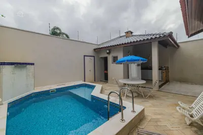 Casa - Sobrado com 3 dormitórios (sendo 0 suite(s)) a 250,00 metros praia.