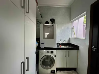 Casa - Sobrado com 4 quartos (sendo 4 suite(s)) a 500,00 metros praia.