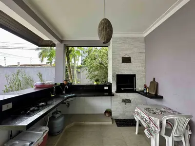 Casa - Sobrado com 4 quartos (sendo 4 suite(s)) a 500,00 metros praia.