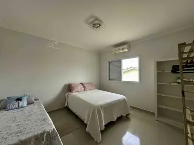 Casa - Sobrado com 4 quartos (sendo 4 suite(s)) a 500,00 metros praia.