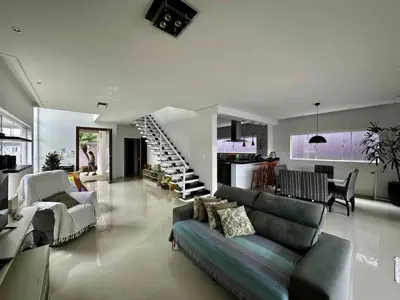 Casa - Sobrado com 4 quartos (sendo 4 suite(s)) a 500,00 metros praia.