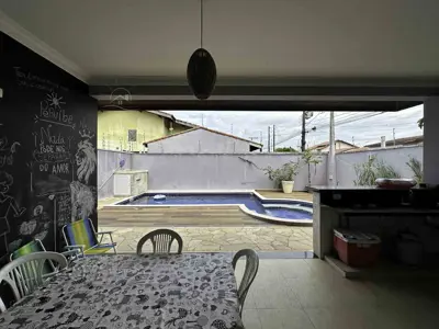 Casa - Sobrado com 4 quartos (sendo 4 suite(s)) a 500,00 metros praia.