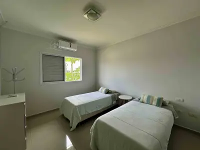 Casa - Sobrado com 4 quartos (sendo 4 suite(s)) a 500,00 metros praia.