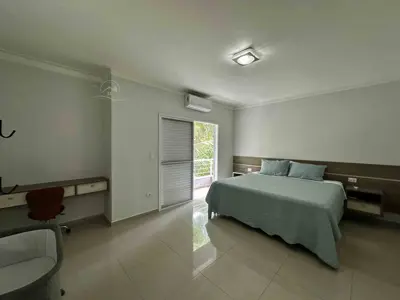 Casa - Sobrado com 4 quartos (sendo 4 suite(s)) a 500,00 metros praia.