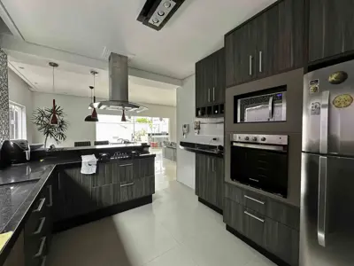 Casa - Sobrado com 4 quartos (sendo 4 suite(s)) a 500,00 metros praia.