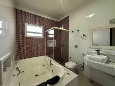 Casa - Sobrado com 4 quartos (sendo 4 suite(s)) a 500,00 metros praia.