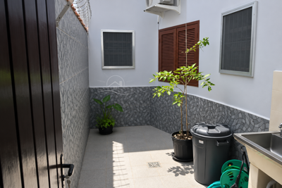 Casa - Térrea com 3 quartos (sendo 1 suite(s)) a 850 metros praia.