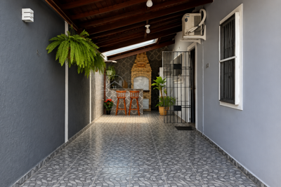 Casa - Térrea com 3 quartos (sendo 1 suite(s)) a 850 metros praia.