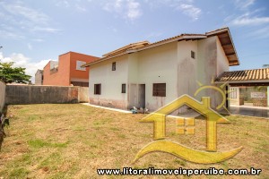 Casa - Assobradada com 4 dormitórios (sendo 1 suite(s)) a 300,00 metros praia.