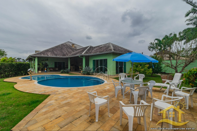 Casa - Sobrado com 4 dormitórios (sendo 4 suite(s)) a 3,00 metros praia.
