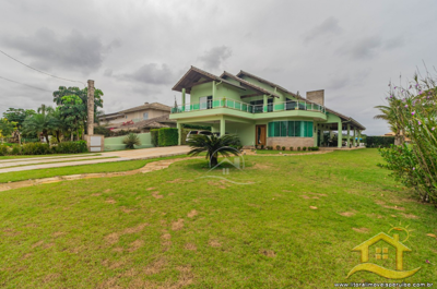 Casa - Sobrado com 4 dormitórios (sendo 4 suite(s)) a 3,00 metros praia.