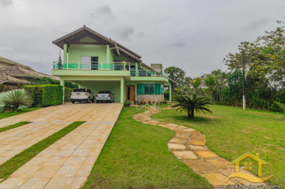 Casa - Sobrado com 4 dormitórios (sendo 4 suite(s)) a 3,00 metros praia.