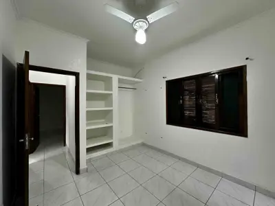 Casa - Térrea com 2 quartos (sendo 1 suite(s)) a 700,00 metros praia.