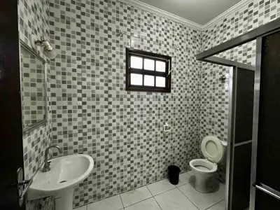 Casa - Térrea com 2 quartos (sendo 1 suite(s)) a 700,00 metros praia.