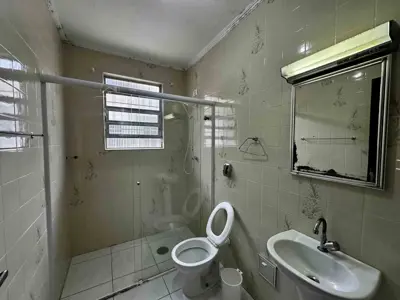 Casa - Térrea com 2 quartos (sendo 1 suite(s)) a 700,00 metros praia.