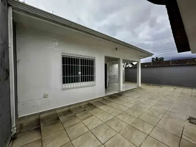 Casa - Térrea com 2 quartos (sendo 1 suite(s)) a 700,00 metros praia.