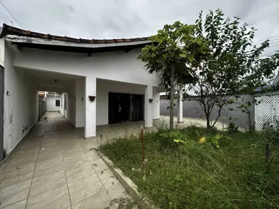 Casa - Térrea com 2 quartos (sendo 1 suite(s)) a 700,00 metros praia.