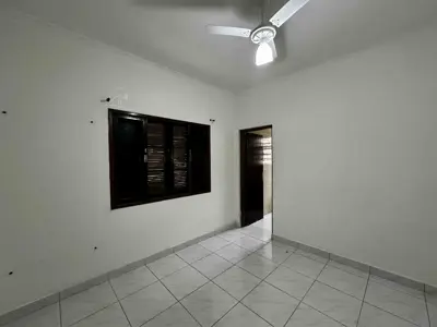 Casa - Térrea com 2 quartos (sendo 1 suite(s)) a 700,00 metros praia.