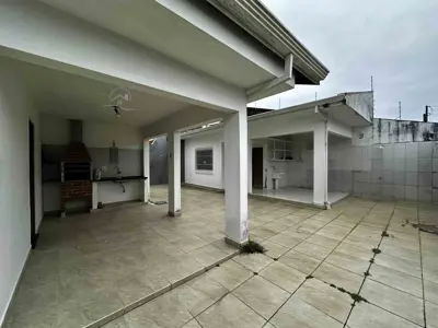Casa - Térrea com 2 quartos (sendo 1 suite(s)) a 700,00 metros praia.