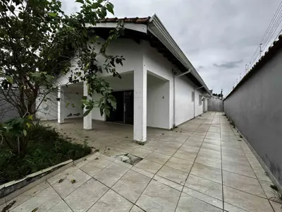 Casa - Térrea com 2 quartos (sendo 1 suite(s)) a 700,00 metros praia.