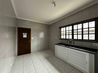 Casa - Térrea com 2 quartos (sendo 1 suite(s)) a 700,00 metros praia.