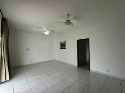 Casa - Térrea com 2 quartos (sendo 1 suite(s)) a 700,00 metros praia.