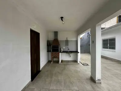 Casa - Térrea com 2 quartos (sendo 1 suite(s)) a 700,00 metros praia.